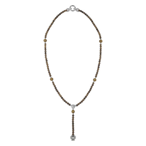 Lange Kette mit tigerbraunen Perlen und silbernem Anhänger auf weißem Hintergrund