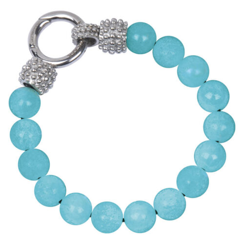 Armband aus hellblauen Perlen mit silbernem Verschluss auf weißem Hintergrund