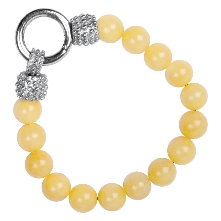 Gelbes Perlenarmband mit silbernem Verschluss auf weißem Hintergrund