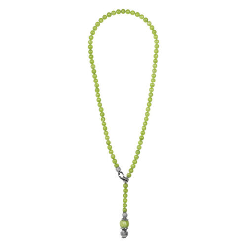 Kette mit hellgrünen Perlen und silbernem Verschluss auf weißem Hintergrund