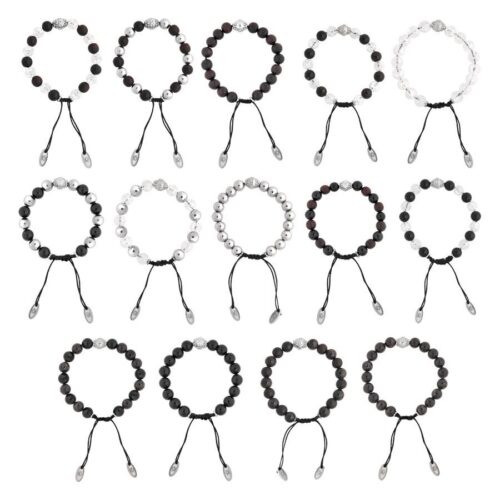 Set aus 15 Armbändern mit Perlen in Schwarz, Weiß und Braun auf weißem Hintergrund