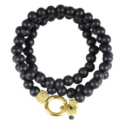 Schwarzes Armband aus Holzperlen mit goldener Schließe auf weißem Hintergrund