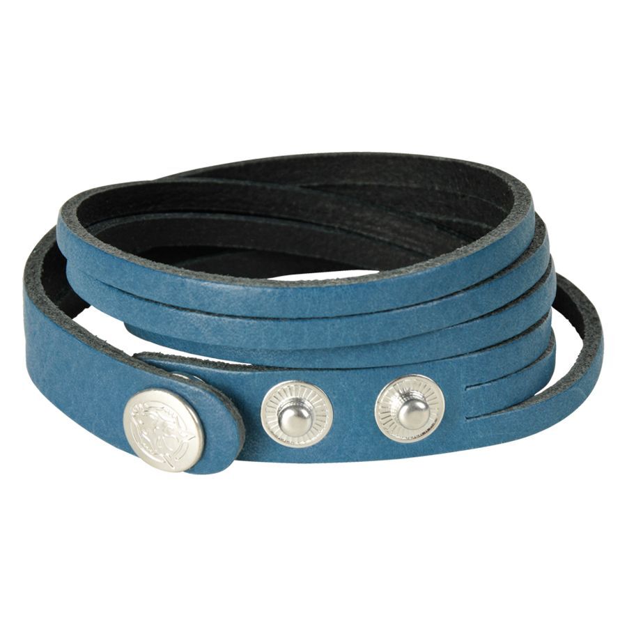Blaues Lederarmband mit silbernen Druckknöpfen auf weißem Hintergrund