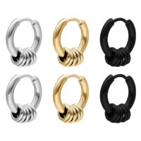 Set aus 5 Ringen in Schwarz, Silber, Gold Drei Paar Ohrringe mit Klappverschluss in Schwarz, Silber und Gold auf weißem Hintergrund