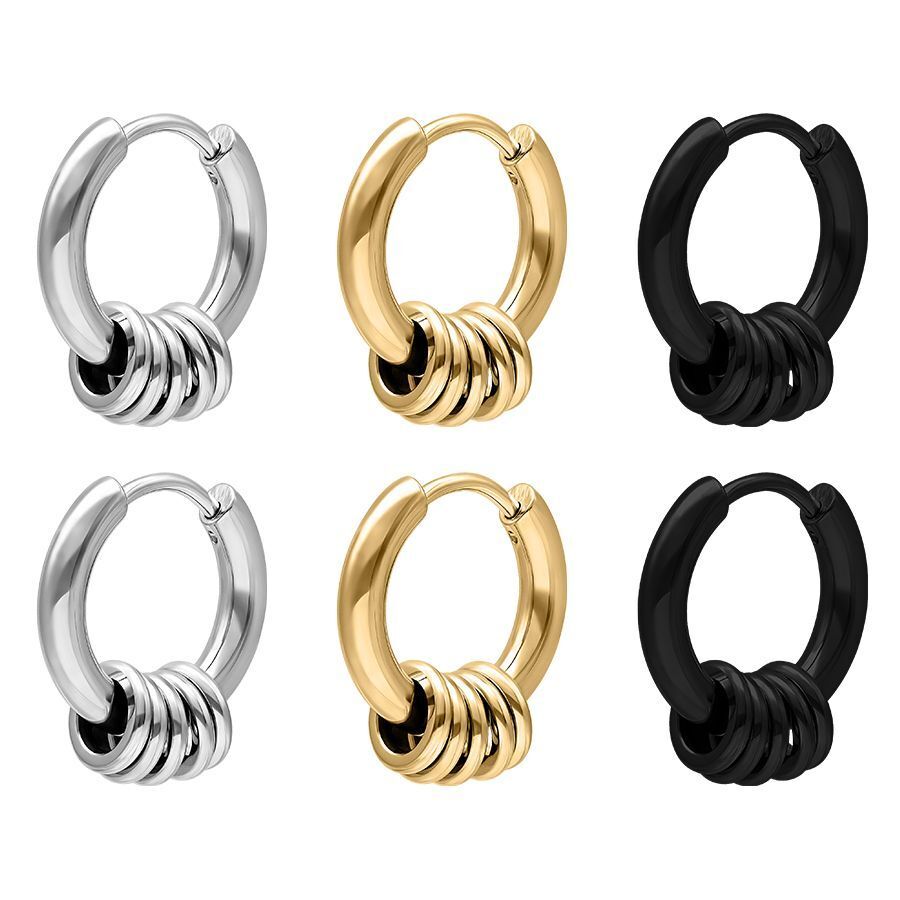 Set aus 5 Ringen in Schwarz, Silber, Gold Drei Paar Ohrringe mit Klappverschluss in Schwarz, Silber und Gold auf weißem Hintergrund