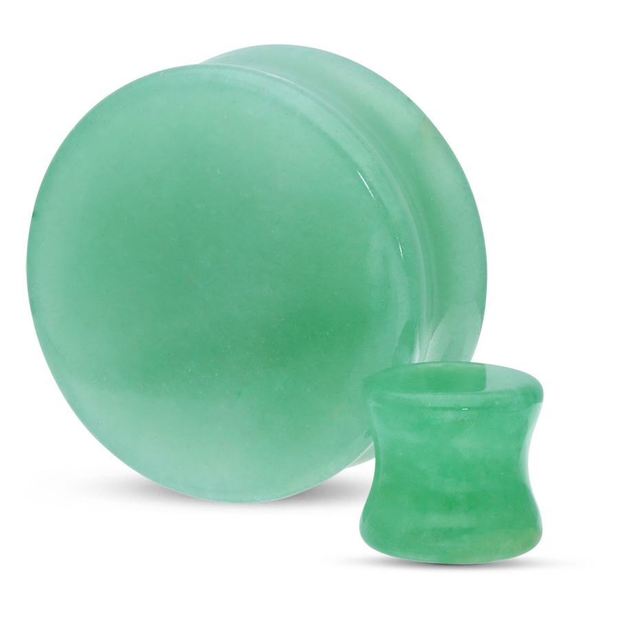 Grüner Steinplug in verschiedenen Größen auf weißem Hintergrund