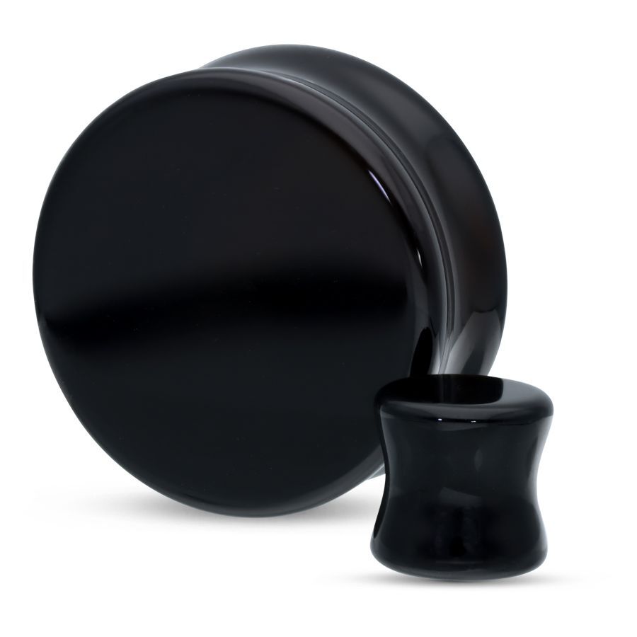 Schwarzer Ohrplug aus Stein auf weißem Hintergrund, runde Form