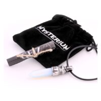 Weiße Kette mit silbernem Anhänger und schwarzem Lederband vor schwarzem Samtbeutel