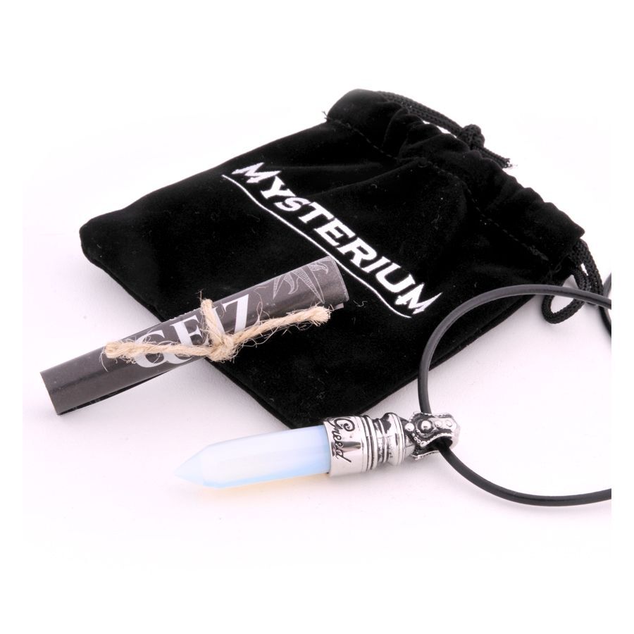 Weiße Kette mit silbernem Anhänger und schwarzem Lederband vor schwarzem Samtbeutel