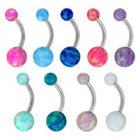 Bauchnabelpiercing mit bunten synthetischen Opalkugeln auf weißem Hintergrund