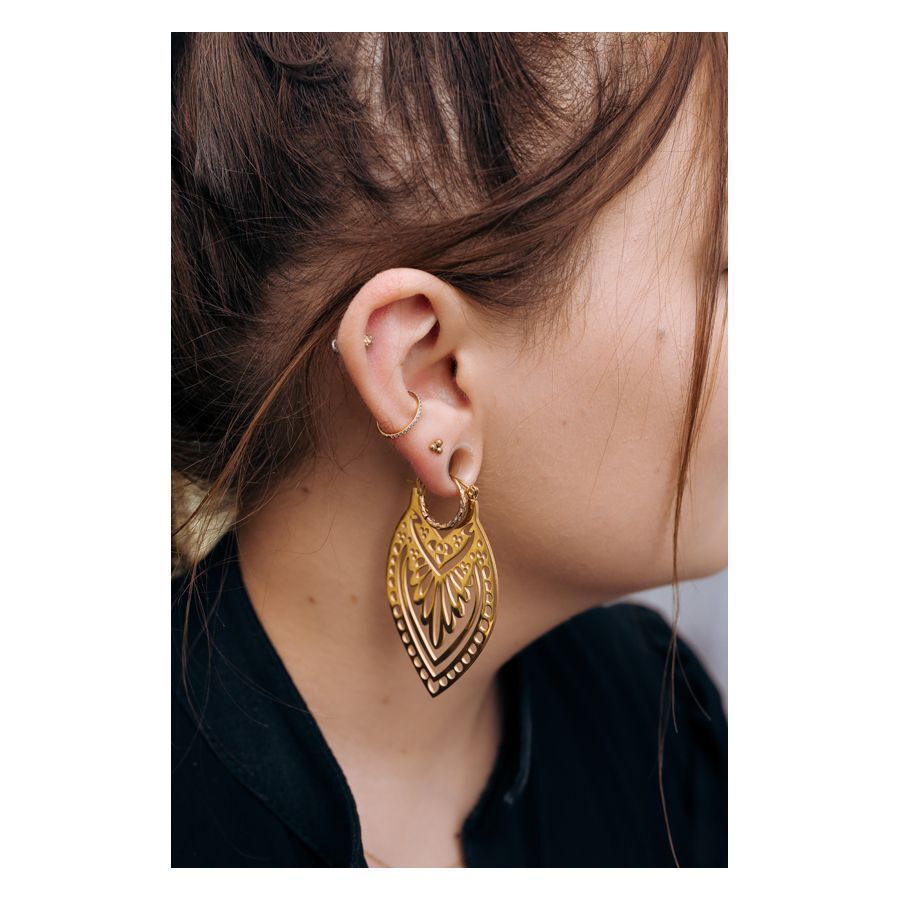 Goldener Pave Set Crystal Clicker in Ohrpiercing, Seitenansicht