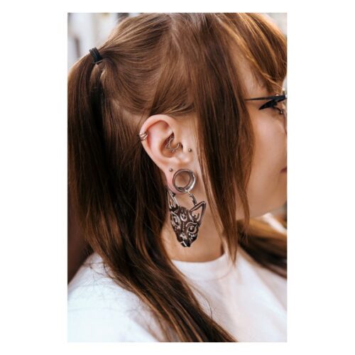 Frau mit Flower Lines Clicker in Septum und weiteren Ohrringen, braune Haare