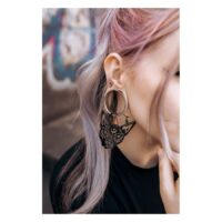 Schwarzer Barbell mit drei Kugeln aus Chirurgenstahl auf weißem Hintergrund