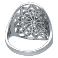Silberner Boho-Ring mit Blumenmuster auf weißem Hintergrund