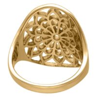 Goldener Boho-Ring mit Blumenmuster auf weißem Hintergrund