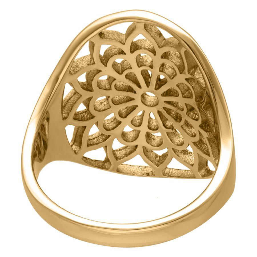 Goldener Boho-Ring mit Blumenmuster auf weißem Hintergrund