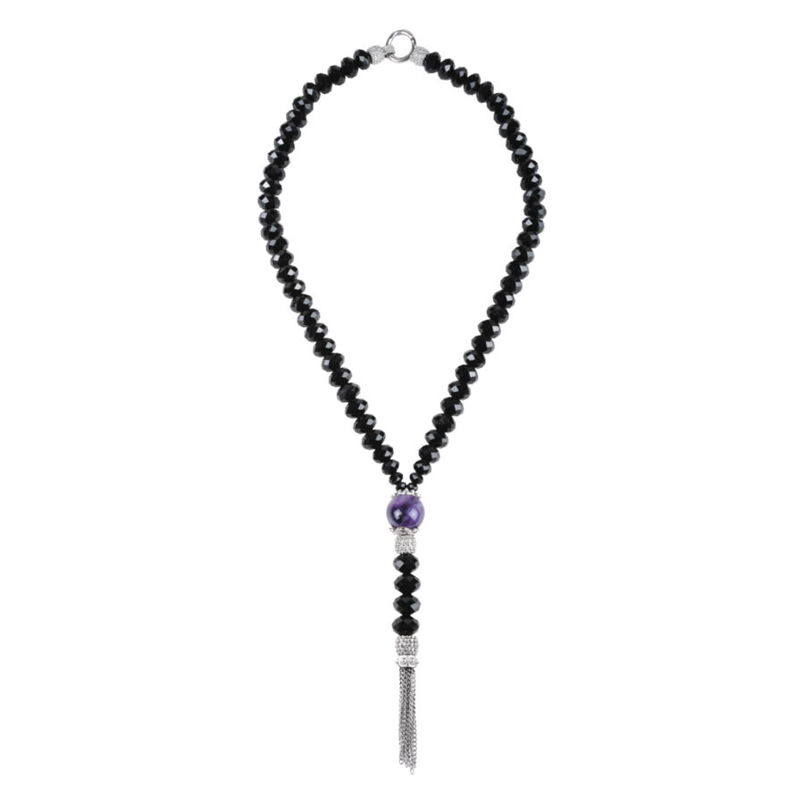 Schwarze Kette mit silbernem Anhänger und Lavendel Kristall auf weißem Hintergrund