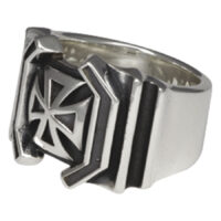 Silberner Ring mit Iron Cross Design aus poliertem Chirurgenstahl auf weißem Hintergrund