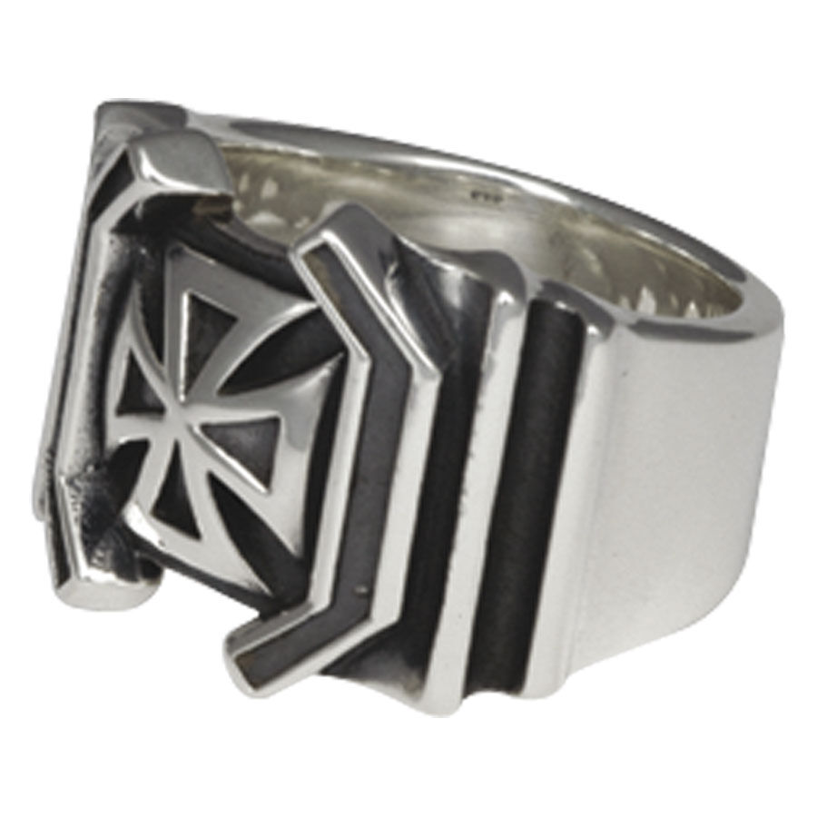 Silberner Ring mit Iron Cross Design aus poliertem Chirurgenstahl auf weißem Hintergrund