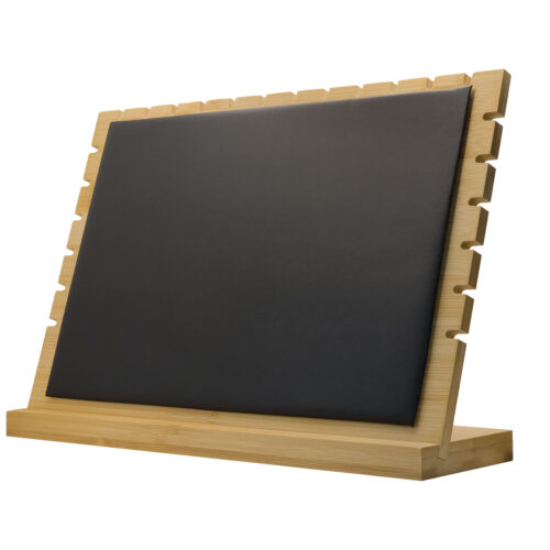 Schwarzer Displayständer für Ketten aus Holz auf weißem Hintergrund