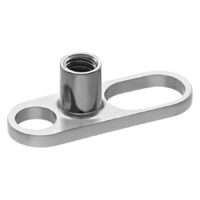 Silberner Titan Dermal Anchor auf weißem Hintergrund