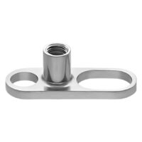 Silberner Dermal Anchor aus Titan auf weißem Hintergrund