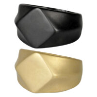 Edges Ring in Schwarz und Gold Zwei Edges Ringe aus Chirurgenstahl 316L in Schwarz und Gold auf weißem Hintergrund