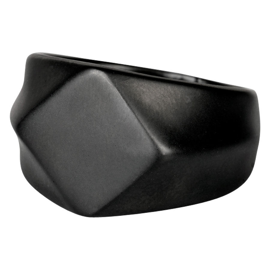 Schwarzer Edges Ring aus Chirurgenstahl, 19 mm Mattschwarzer Ring aus Chirurgenstahl mit geometrischem Design auf weißem Hintergrund