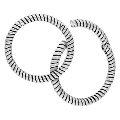 Zwei silberne, gedrehte Ohrgewichte aus Chirurgenstahl auf weißem Hintergrund