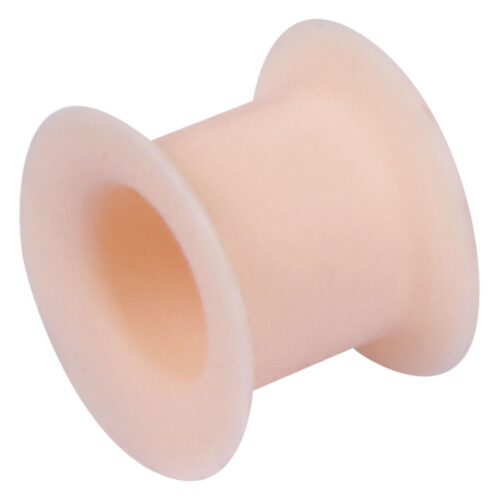 Hautfarbener Flesh Tunnel aus Silikon, Größe 20 mm, auf weißem Hintergrund