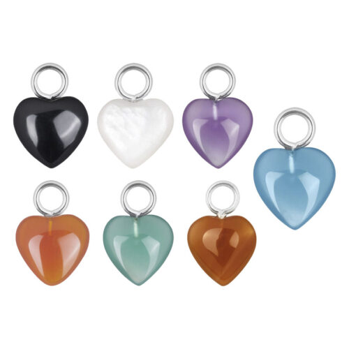 Sieben Herz-Anhänger in Schwarz, Weiß, Lila, Blau, Orange und Grün auf weißem Hintergrund