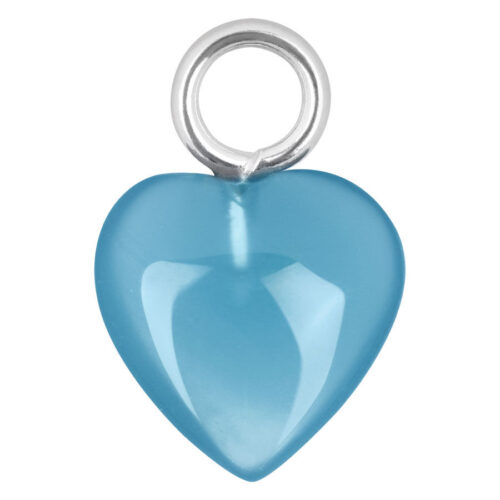 Blauer Herz-Anhänger aus Chirurgenstahl auf weißem Hintergrund