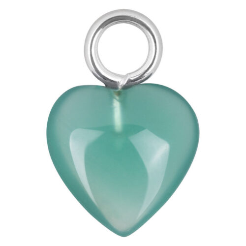 Grüner Herz-Anhänger aus glänzendem Chirurgenstahl auf weißem Hintergrund