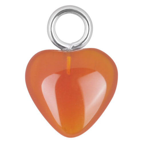 Orangefarbener Herzanhänger aus Chirurgenstahl auf weißem Hintergrund