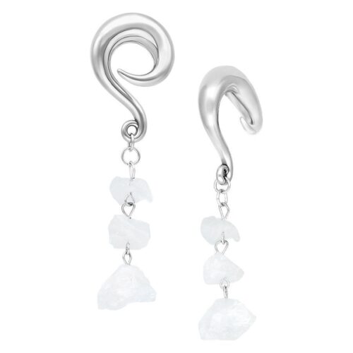 Silberne Ohrgewichte aus Chirurgenstahl mit hängenden Steinen auf weißem Hintergrund