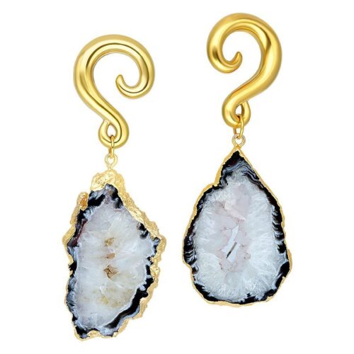 Zwei Indian Agate Ohrgewichte mit goldenen Metallhaken auf weißem Hintergrund