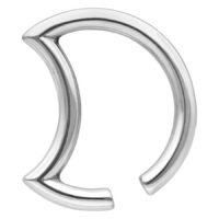 Halbmondförmiges silbernes Ohrgewicht aus Chirurgenstahl auf weißem Hintergrund