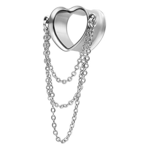 Silberner Herz-Tunnel mit hängenden Ketten auf weißem Hintergrund