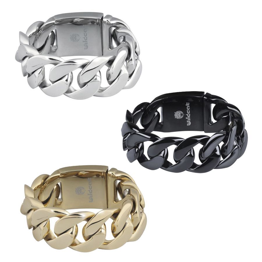 Drei geflochtene Armbänder aus Chirurgenstahl in Silber, Schwarz und Gold vor weißem Hintergrund