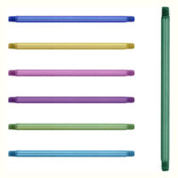 Sieben titanfarbene Gerade Stäbe in Lila, Hellgrün, Dunkelblau, Violett und Hellblau auf weißem Hintergrund