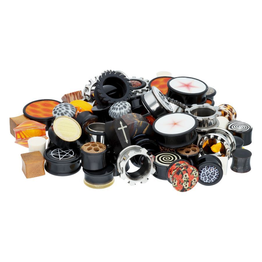 Vielfältiges Halloween Piercing Set von Wildcat Buntes Halloween Piercing Set mit verschiedenen Materialien auf weißem Hintergrund