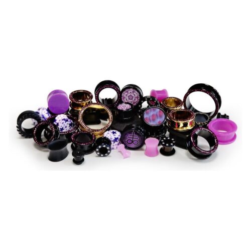 Verschiedene Piercings in Lila und Gold auf weißem Hintergrund