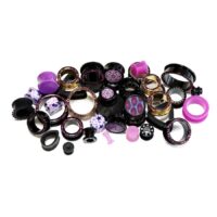 Deep Purple Set: Bunte Piercing-Sammlung Verschiedene Piercings in Schwarz und Lila auf weißem Hintergrund