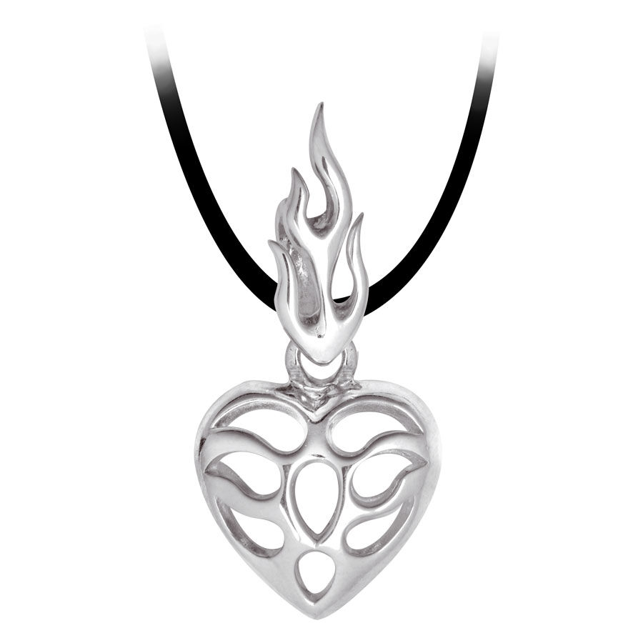 Silberner Anhänger in Herzform mit Flammenmotiv an schwarzer Kette