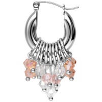 Silberne Glamour Hoops mit Glaskristallen Silberne Ohrringe mit bunten Glaskristallen auf weißem Hintergrund