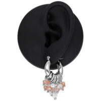 Glamour Hoops Silberfarben mit Anhängern Silberfarbene Ohrringe mit Anhängern an schwarzem Ohrmodell