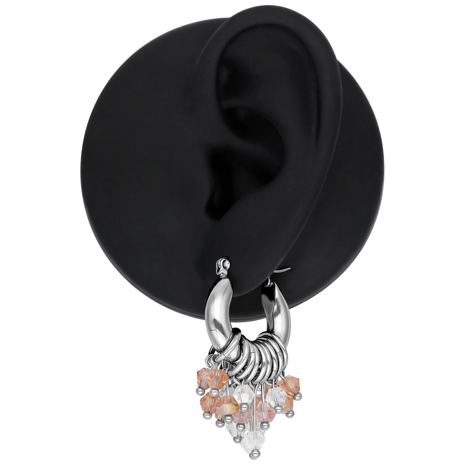 Glamour Hoops Silberfarben mit Anhängern Silberfarbene Ohrringe mit Anhängern an schwarzem Ohrmodell