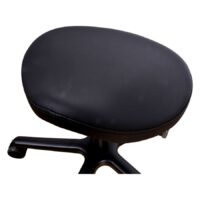 Runder, schwarzer Kunstlederstuhl mit Aluminiumfuß auf weißem Hintergrund