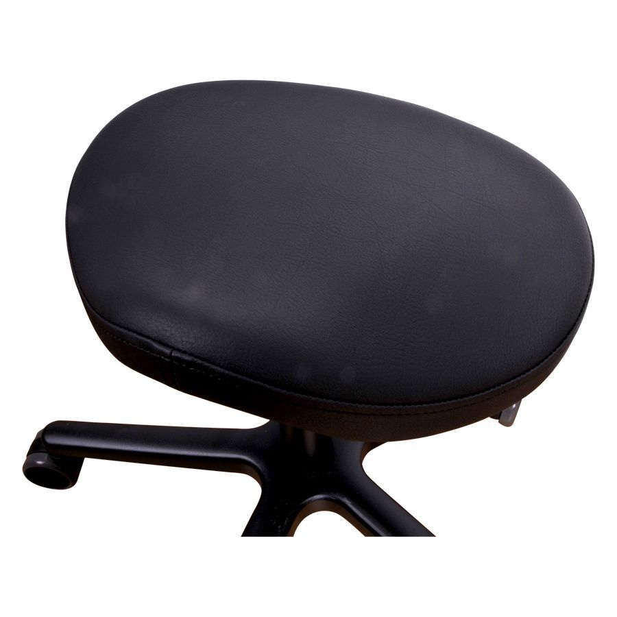 Runder, schwarzer Kunstlederstuhl mit Aluminiumfuß auf weißem Hintergrund