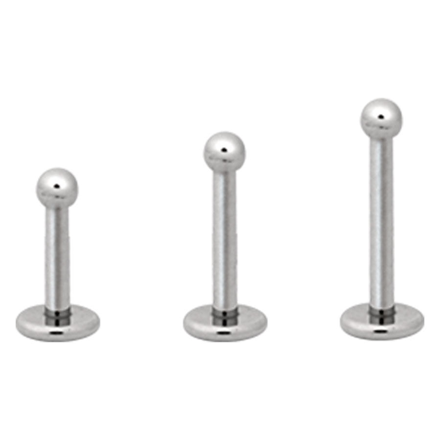 Silberne Caviar Labrets aus Titan vor weißem Hintergrund